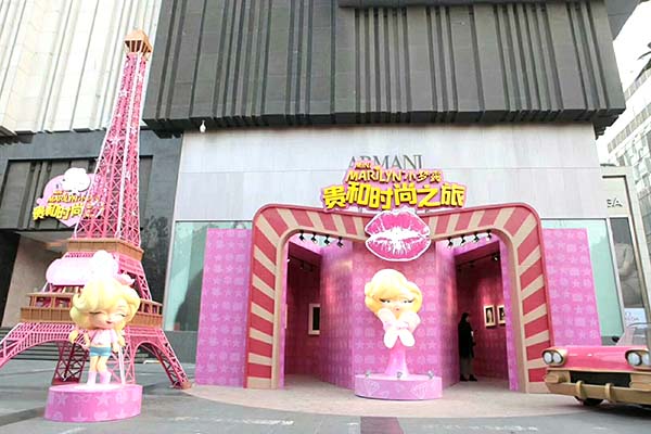 成都埃菲尔铁塔跑车济南小梦露时尚展